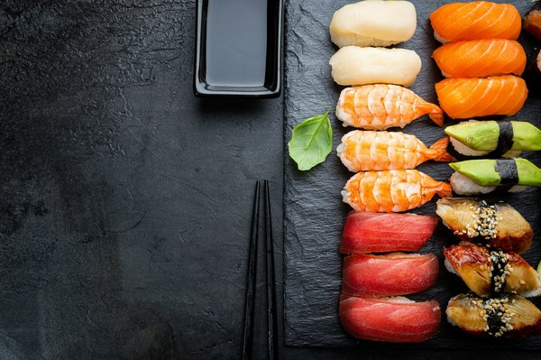 Quelle croisière propose des cours de préparation de sushi avec des chefs japonais?